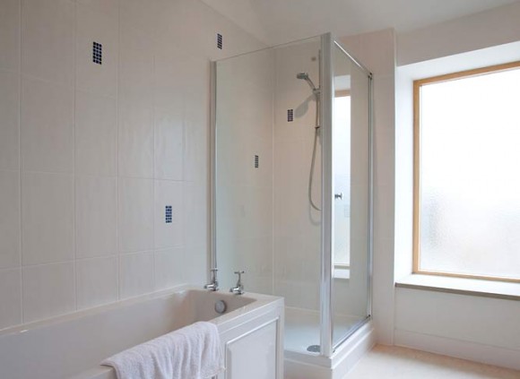 Main bathroom in the cottage.